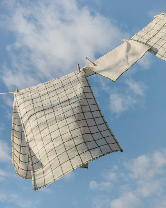 Chemin de table Adesta en coton 100 % écru à carreaux verts 50 x 150 cm
