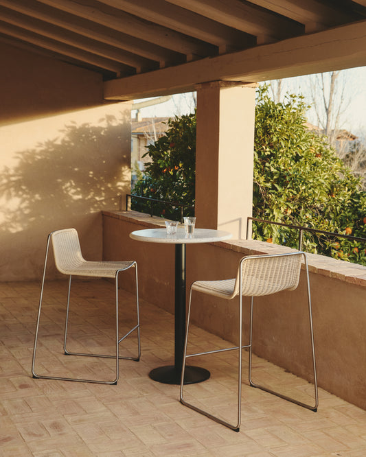 Table haute de bar ronde Saura en métal peint en noir avec dessus en terrazzo blanc 96 x Ø