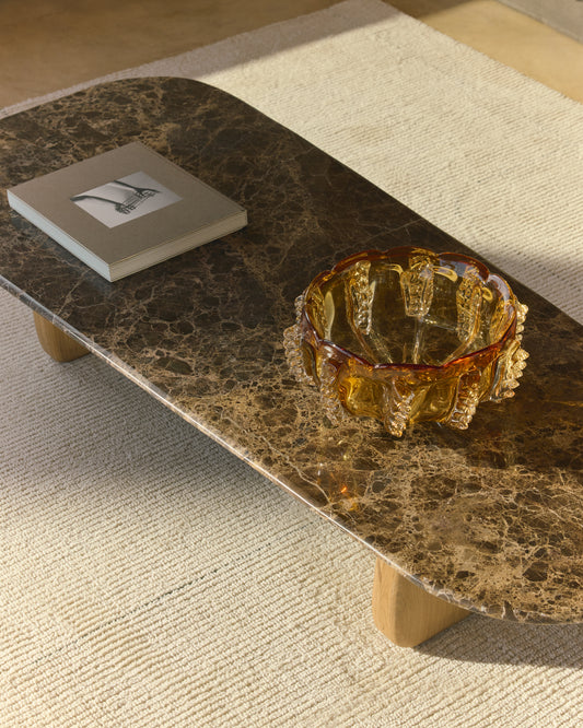 Table basse Pirita en marbre marron et pieds en bois de chêne avec finition ton naturel 147 x 65 cm FSC 100 %
