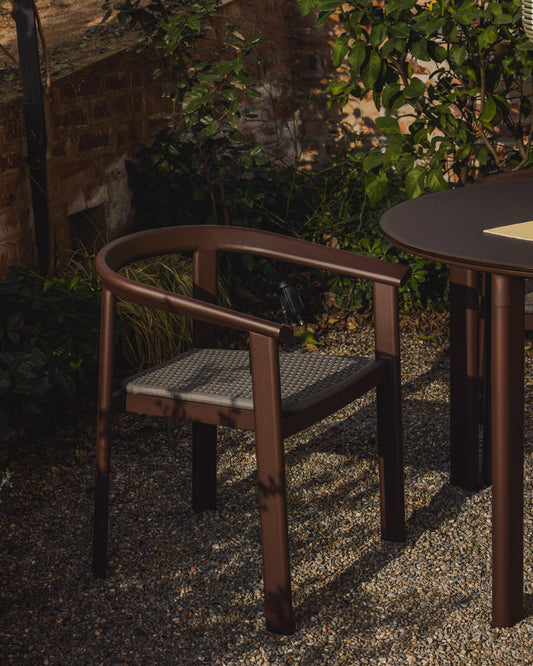 Chaise Erice empilable en aluminium et corde marron.