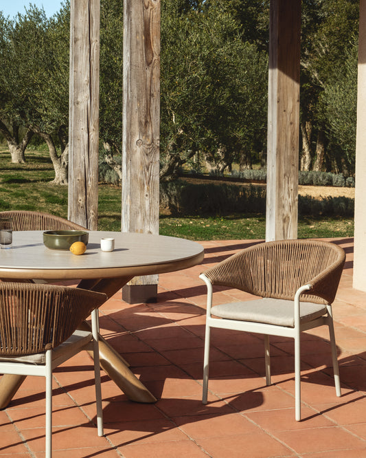 Chaise Zuara en aluminium écru et corde synthétique marron