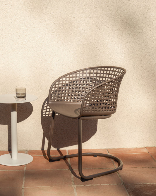 Chaise d’extérieur Tenaro en plastique avec structure en acier marron
