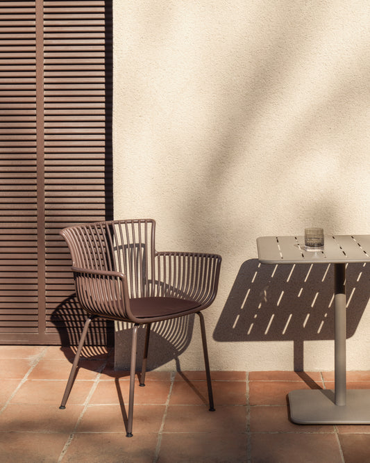 Chaise d’extérieur Surpika avec pieds en acier marron