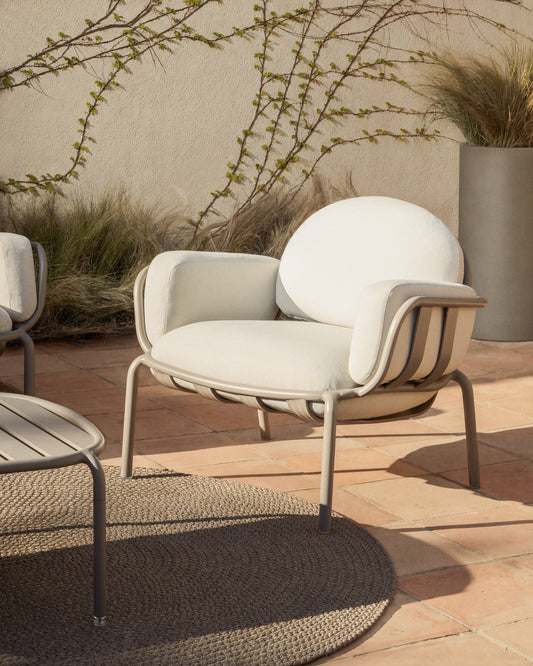 Fauteuil d’extérieur Joncols en aluminium avec finition peinte taupe et coussins beiges