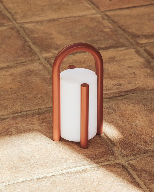 Petite lampe de table portable Leros en polyéthylène et acier terracotta