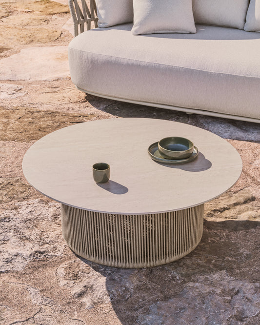 Table basse d’extérieur Orosei en pierre frittée, aluminium couleur écru et corde beige Ø 90 cm