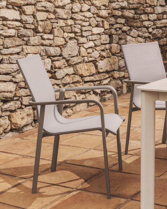 Chaise empilable d’extérieur Canea en textilène beige et aluminium taupe