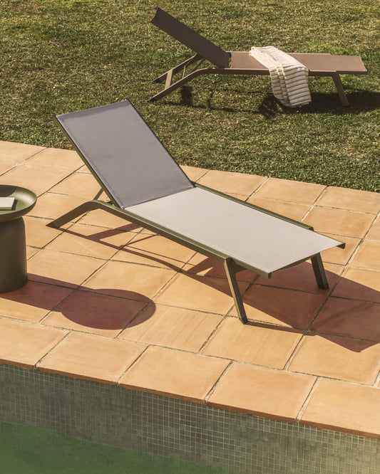 Bain de soleil empilable Capraia en aluminium vert et textilène beige