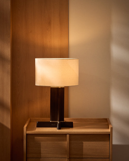 Lampe de table Niani en bois d’hévéa, finition foncée et abat-jour en coton couleur ivoire Ø 30 cm
