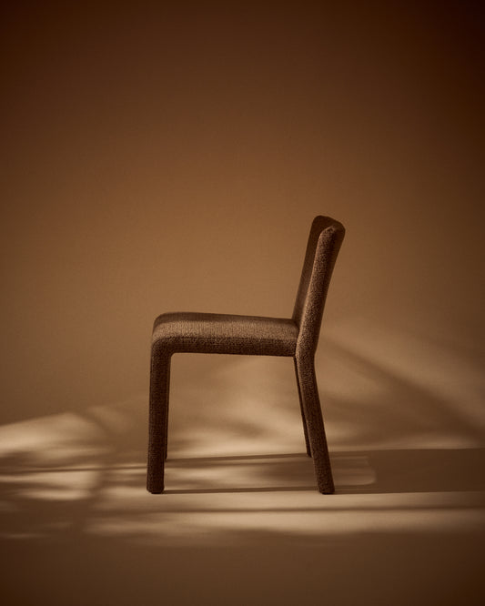 Chaise empilable Loria en chenille marron chocolat FSC 100 %