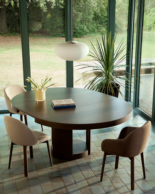 Chaise Meila ignifuge en chenille beige et pieds en bois de frêne avec finition ton noyer