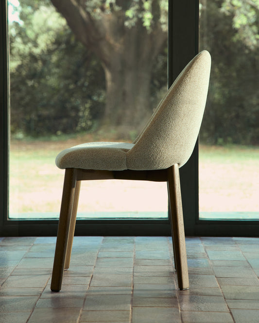 Chaise Meila ignifuge en chenille beige et pieds en bois de frêne avec finition ton noyer