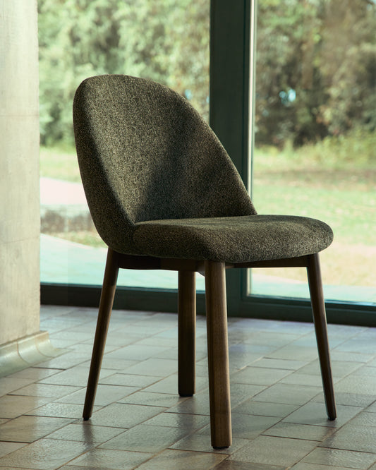 Chaise Meila ignifuge en chenille verte et pieds en bois de frêne avec finition ton noyer