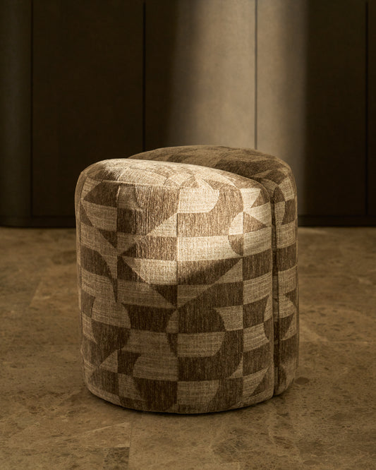 Repose-pied Nedilo rond en tissu jacquard géométrique taupe FSC Mix Credit