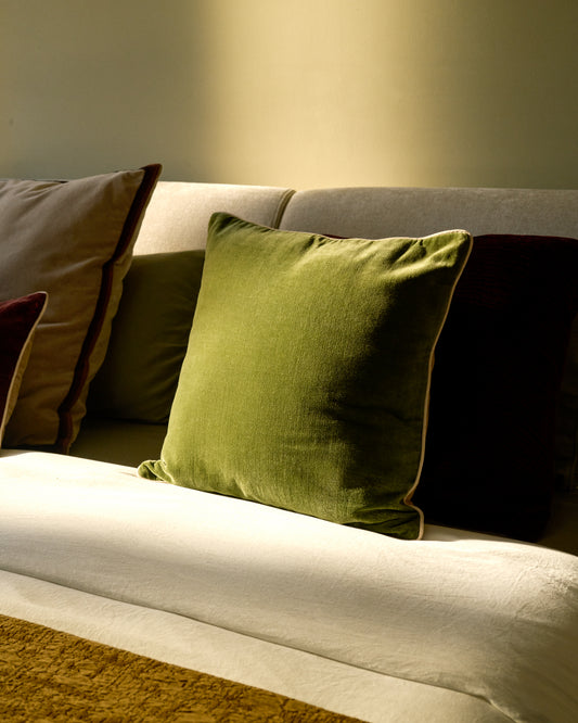 Housse de coussin Ovelin en velours vert et écru 45 x 45 cm