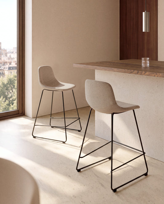 Tabouret Zahara en chenille marron avec pieds en acier finition noire 65 cm FSC 100 %