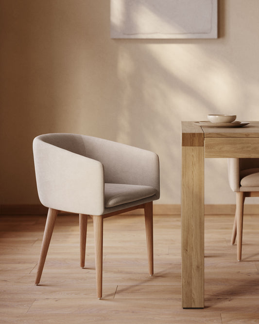 Chaise Harlan en chenille beige et pieds en bois de frêne