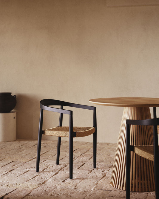 Chaise empilable Ydalia en teck, finition noire et corde de rotin synthétique