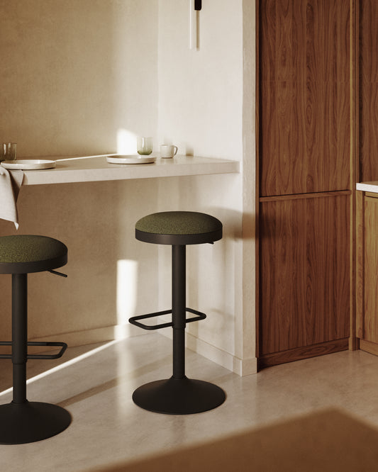 Tabouret Zaib en chenille vert foncé et acier noir mat hauteur 63-84 cm FSC 100%