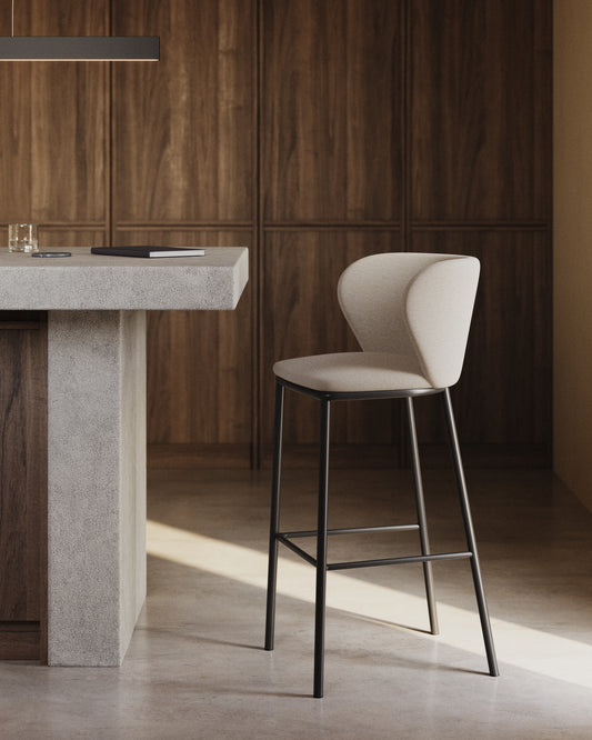 Tabouret Ciselia en chenille beige et pieds en acier noir hauteur 75 cm FSC Mix Credit