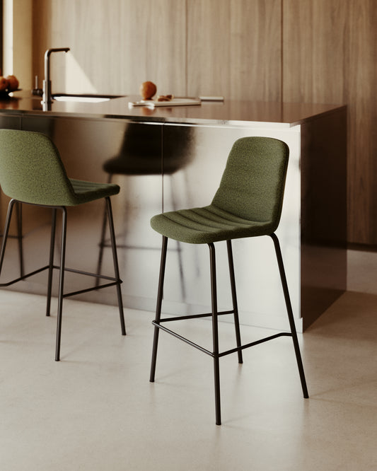 Tabouret  Zunilda en chenille vert foncé et acier avec finition noir mat hauteur 65 cm FSC 100%