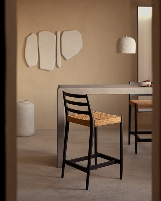 Tabouret Analy dossier en bois de chêne finition noire et assise en corde 70 cm FSC 100 %