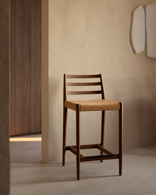 Tabouret Analy avec dossier en bois de chêne massif, finition noyer, et assise en corde, 65 cm, FSC Mix Credit