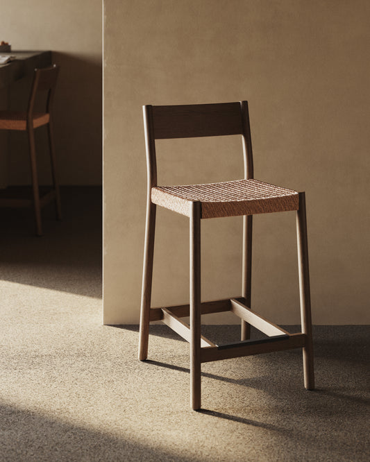 Tabouret Yalia avec dossier en bois de chêne massif, finition noyer, et assise en corde, 65 cm, FSC Mix Credit