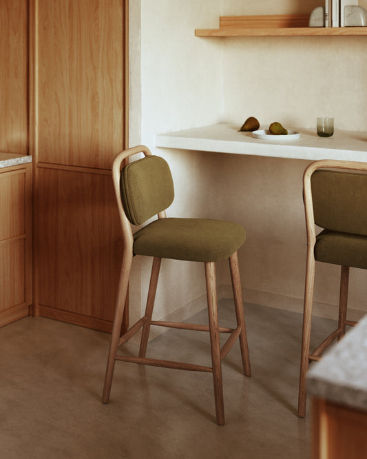 Tabouret Helda en chenille verte et bois de chêne FSC Mix Credit 65 cm