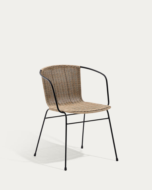 Chaise empilable Eltiera en rotin synthétique avec structure et accoudoirs en acier noir