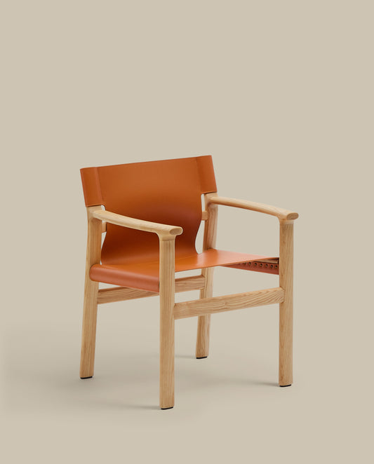Chaise Jan en fibres de cuir recyclé marron clair et bois de frêne avec finition ton naturel FSC 100 %