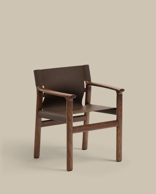 Chaise Jan en fibres de cuir recyclé marron foncé et bois de frêne avec finition ton noyer FSC 100 %