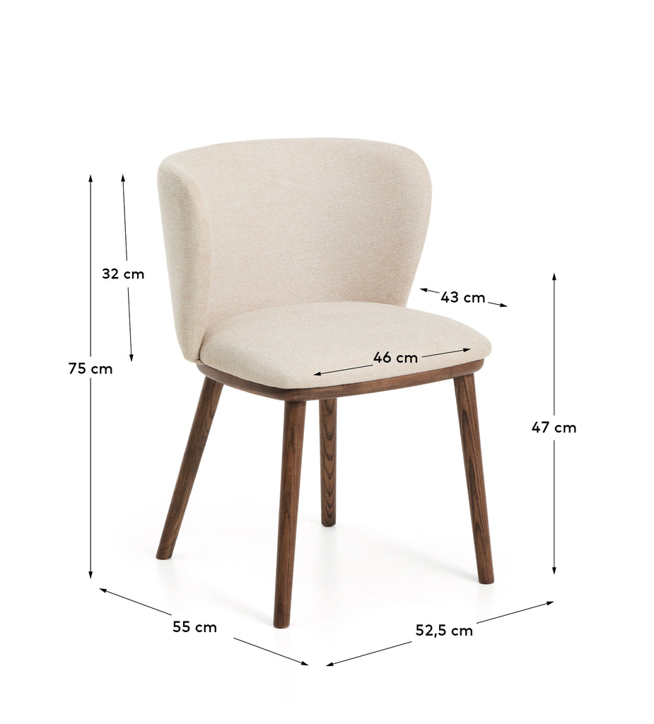 Chaise Ciselia ignifuge en chenille épaisse beige et pieds en bois de frêne avec finition ton noyer FSC Mix Credit