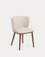 Chaise Ciselia ignifuge en chenille épaisse beige et pieds en bois de frêne avec finition ton noyer FSC Mix Credit