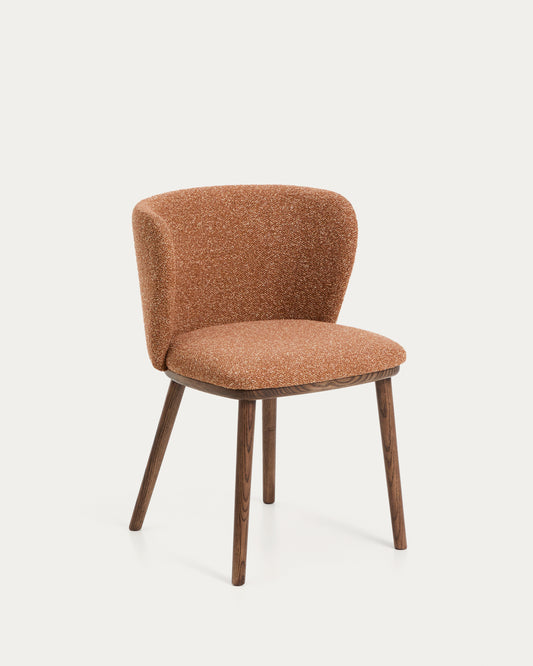 Chaise Ciselia en chenille épaisse terracotta et pieds en bois de frêne avec finition ton noyer FSC Mix Credit