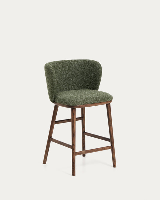 Tabouret Ciselia en chenille épaisse vert foncé et pieds en bois de frêne avec finition ton noyer FSC Mix Credit 65 cm