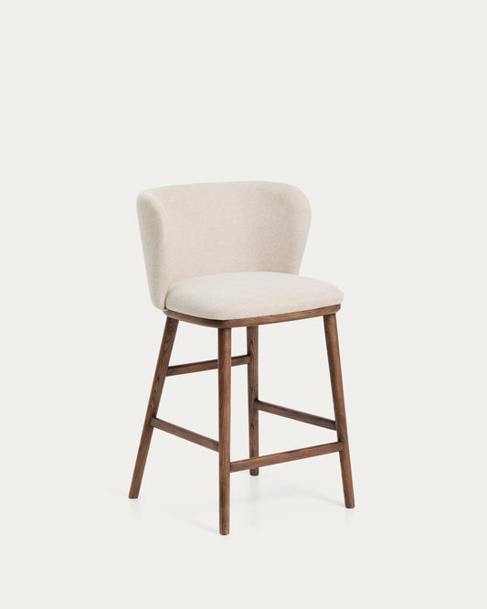Tabouret Ciselia en chenille épaisse beige et pieds en bois de frêne avec finition ton noyer FSC Mix Credit 65 cm