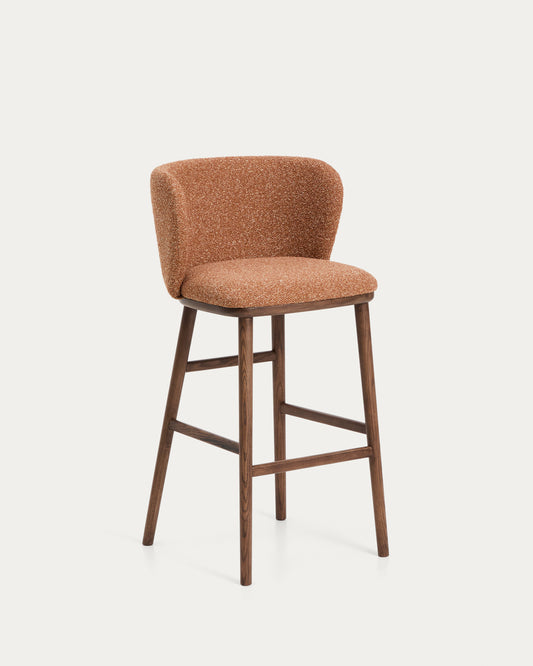 Tabouret Ciselia en chenille épaisse terracotta et pieds en bois de frêne avec finition ton noyer FSC Mix Credit 75 cm