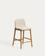 Tabouret Elnor en chenille beige avec pieds en bois de chêne finition naturelle 65 cm