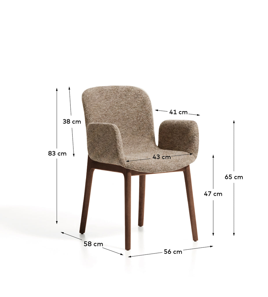 Chaise Elnor ignifuge avec accoudoirs en chenille marron et pieds en bois de chêne finition noyer