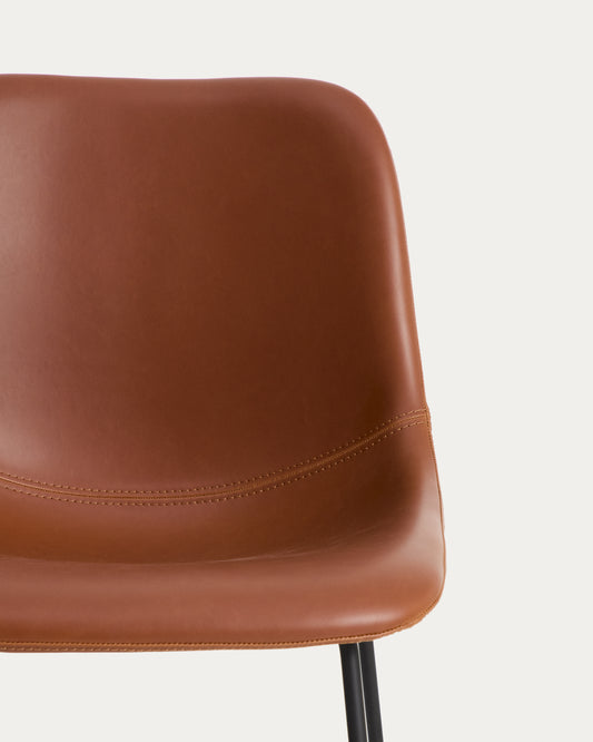 Chaise Zahara en polyuréthane marron avec pieds en acier finition noire FSC 100 %