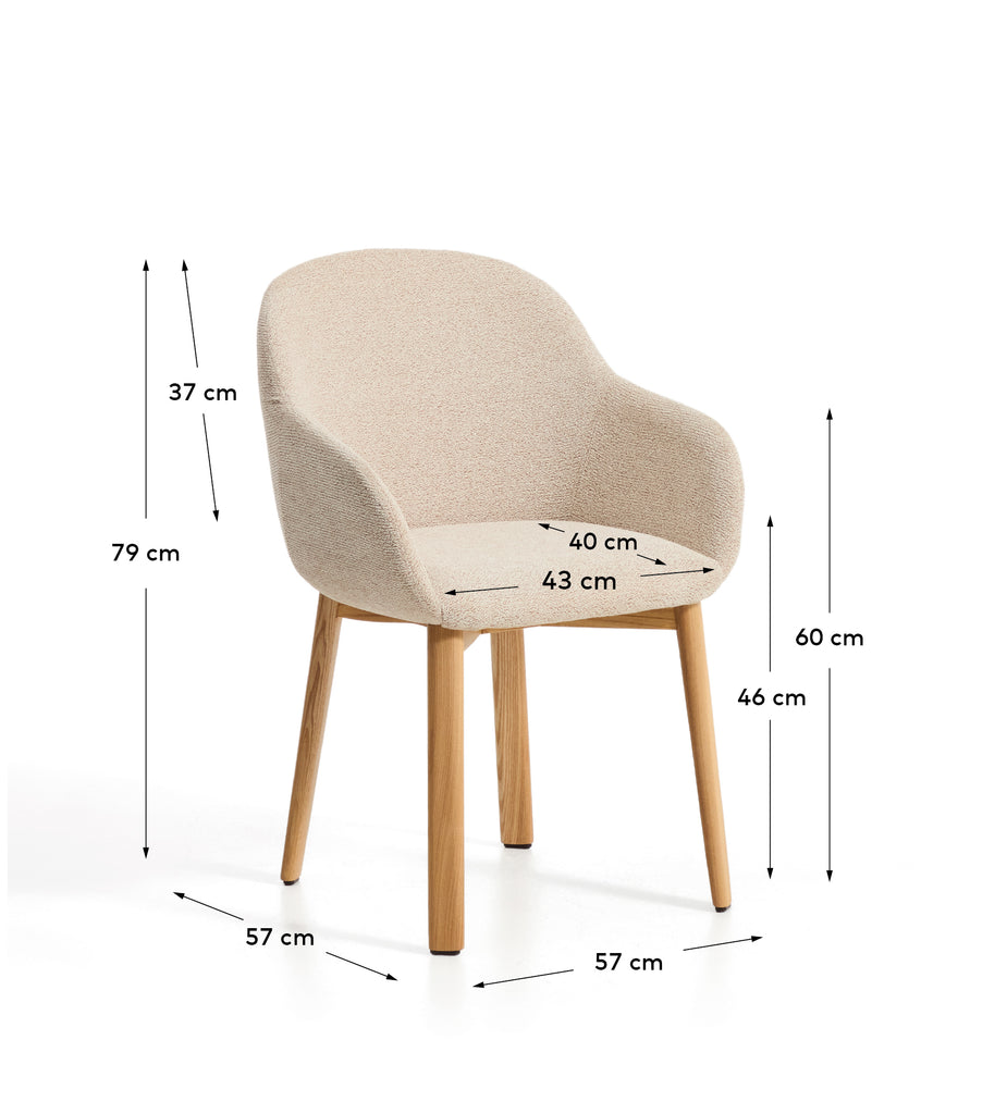 Chaise Meila ignifuge avec accoudoirs en chenille beige et pieds en bois de frêne avec finition ton naturel