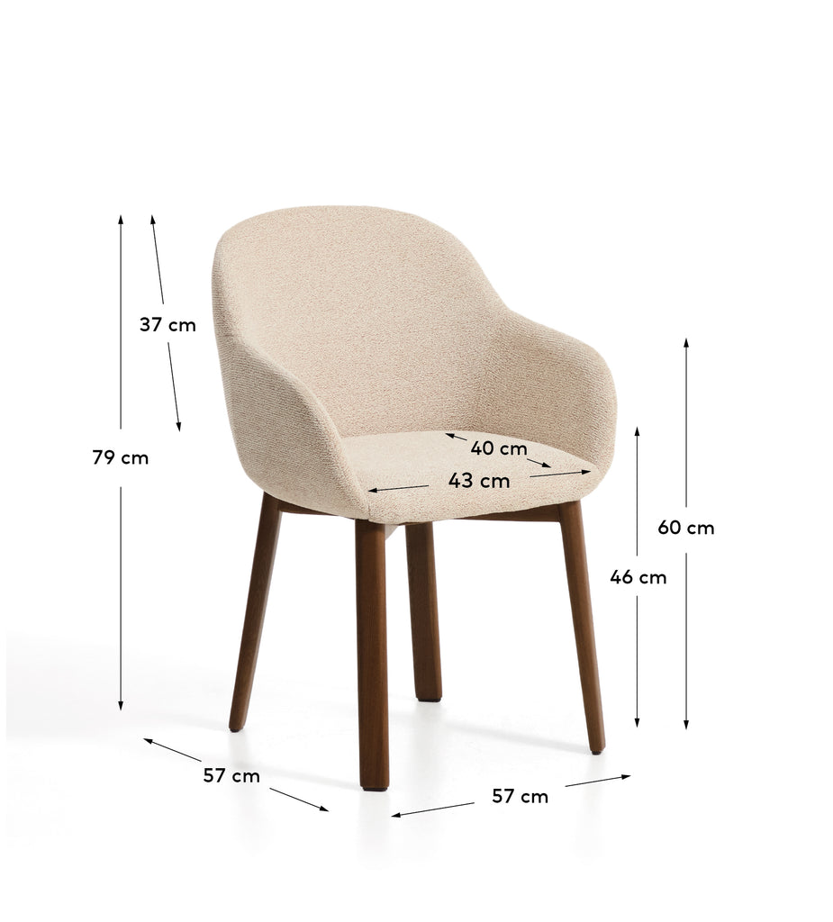 Chaise Meila ignifuge avec accoudoirs en chenille beige et pieds en bois de frêne avec finition ton noyer
