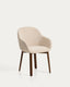 Chaise Meila ignifuge avec accoudoirs en chenille beige et pieds en bois de frêne avec finition ton noyer