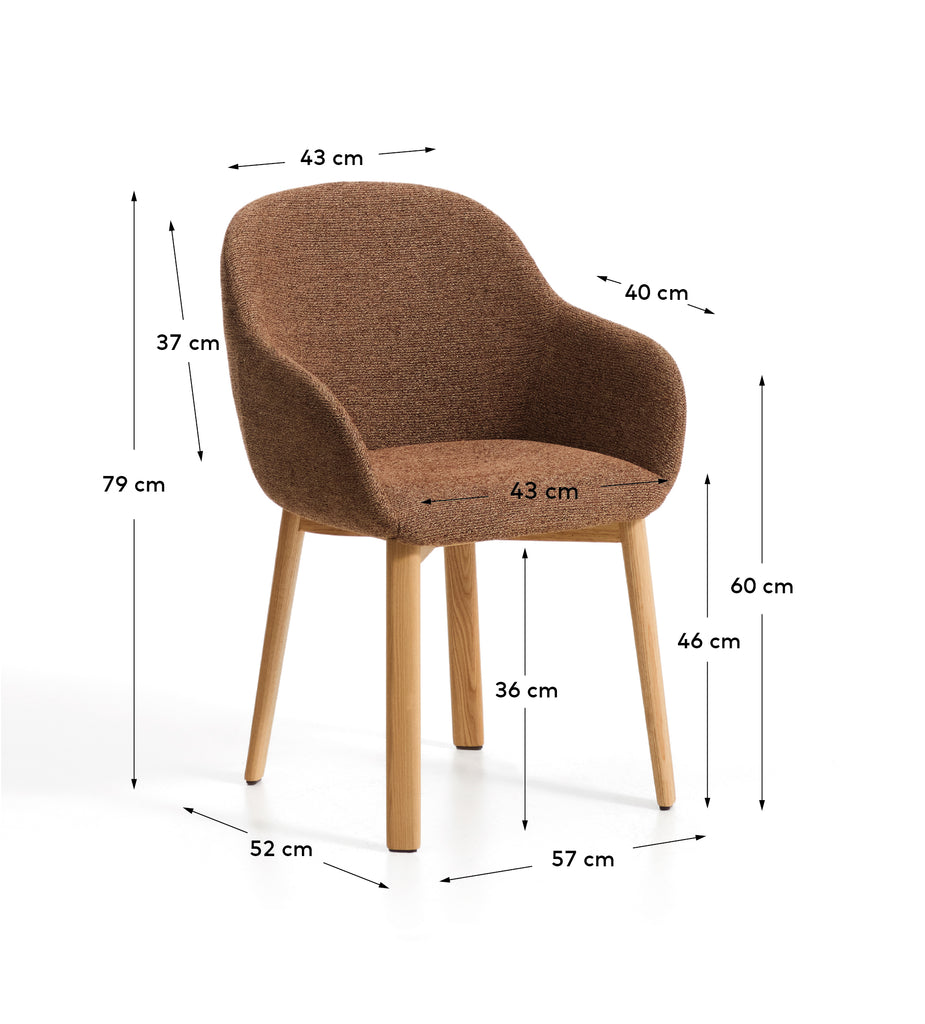 Chaise Meila avec accoudoirs en chenille terracotta et pieds en bois de frêne avec finition ton naturel