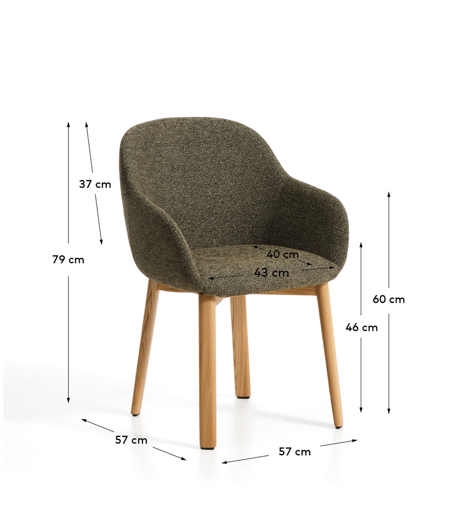 Chaise Meila ignifuge avec accoudoirs en chenille verte et pieds en bois de frêne avec finition ton naturel