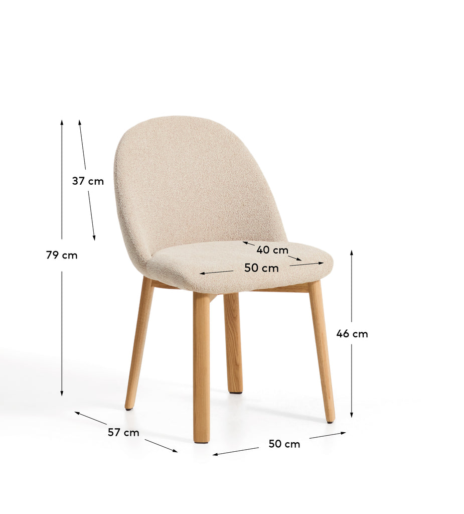 Chaise Meila ignifuge en chenille beige et pieds en bois de frêne avec finition ton naturel