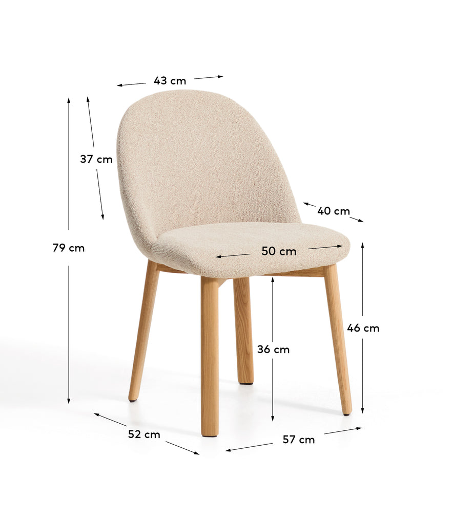 Chaise Meila en chenille beige et pieds en bois de frêne avec finition ton naturel