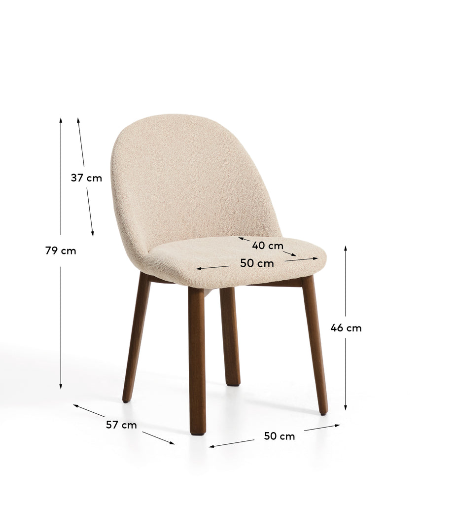 Chaise Meila ignifuge en chenille beige et pieds en bois de frêne avec finition ton noyer