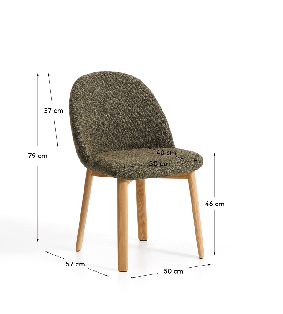 Chaise Meila ignifuge en chenille verte et pieds en bois de frêne avec finition ton naturel